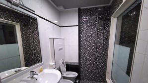 Standard Twin Room | Bathroom | Slippers, towels - Hotel Kastria (Tirana)