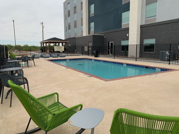 حمّام سباحة خارجي موسمي