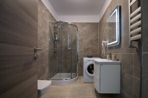 Apartament Mamaia Alezzi | Bathroom | Shower, free toiletries, hair dryer, towels