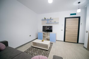 Apartament Mamaia Alezzi | Living area | 110-cm flat-screen TV with cable channels, TV - Mamaia Alezzi (Navodari)
