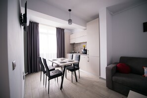 Classic-Apartment | Wohnbereich | 110-cm-Flachbildfernseher mit Kabelempfang, Fernseher