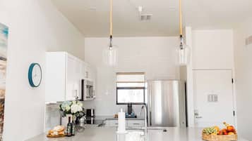 Full-sized fridge, microwave, oven, stovetop