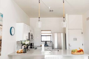 Full-size fridge, microwave, oven, stovetop