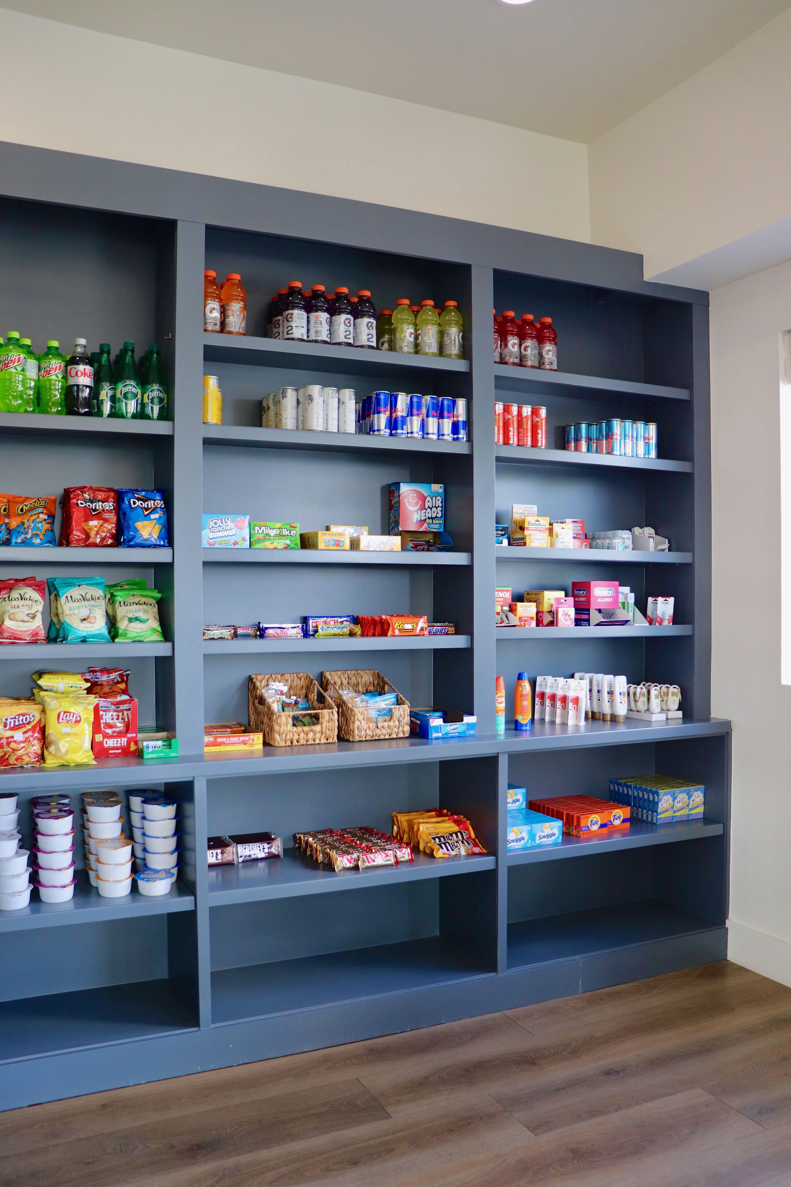 Una despensa bien organizada con diversos alimentos y bebidas.