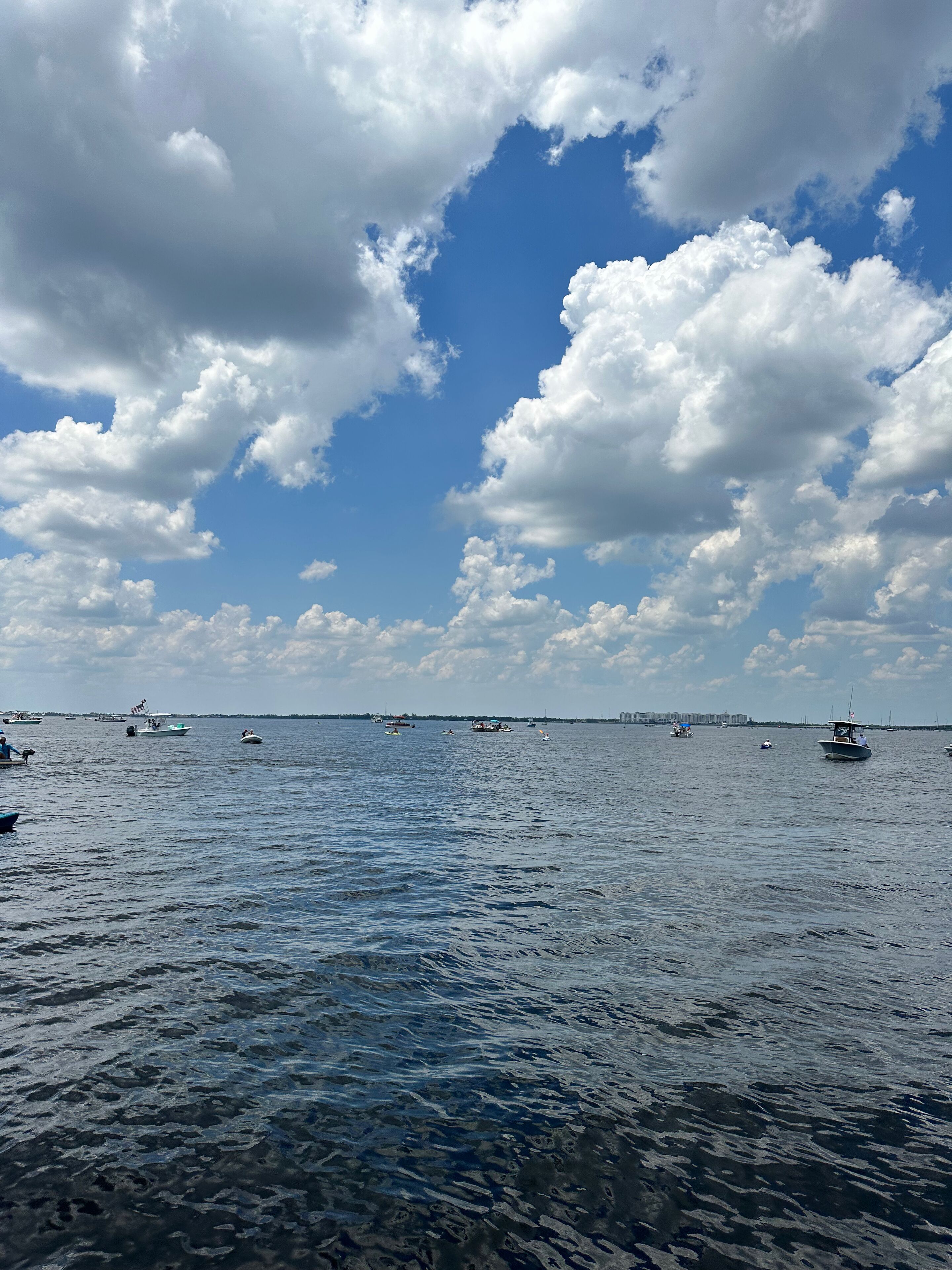 Un mar tranquilo con barcos y un cielo despejado.