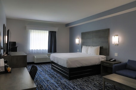 Escritorio, cortinas blackout y tabla de planchar con plancha . Home Inn and Suites Olive Branch