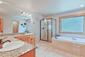 Douche, baignoire à jets, sèche-cheveux, serviettes fournies