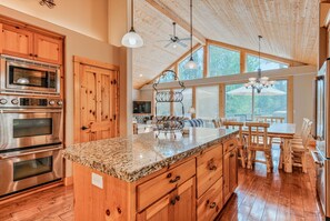 Fridge, microwave, oven, stovetop - Large 6 bedroom, Sleeps 16, A/C, SHARC passes, Hot Tub (Sunriver)