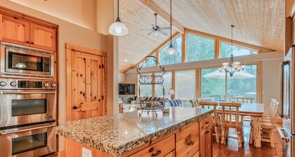 Large 6 bedroom, Sleeps 16, A/C, SHARC passes, Hot Tub