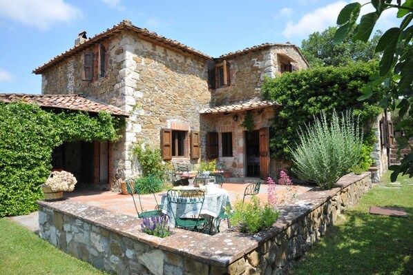 Outdoor dining - Charming Stone Villa with Pool in the heart of the Chianti countryside in Siena. (RADDA IN CHIANTI)