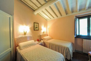 6 bedrooms, iron/ironing board, travel crib, WiFi - Charming Stone Villa with Pool in the heart of the Chianti countryside in Siena. (RADDA IN CHIANTI)