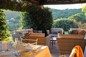 Outdoor dining - Charming Stone Villa with Pool in the heart of the Chianti countryside in Siena. (RADDA IN CHIANTI)