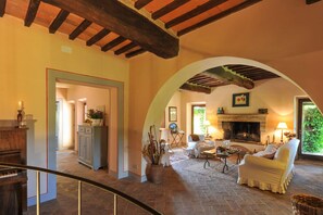 تلفزيون ذكي، مدفأة، كُتُب، مكتبة موسيقى