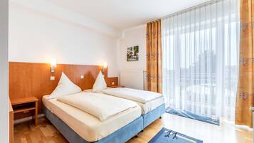 Comfort Triple Room | Desk, soundproofing, iron/ironing board, free WiFi