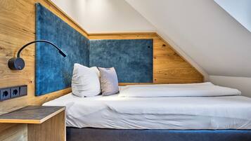 Quarto casal econômico de uso individual | Escrivaninha, quartos à prova de som, ferros/tábuas de passar roupa