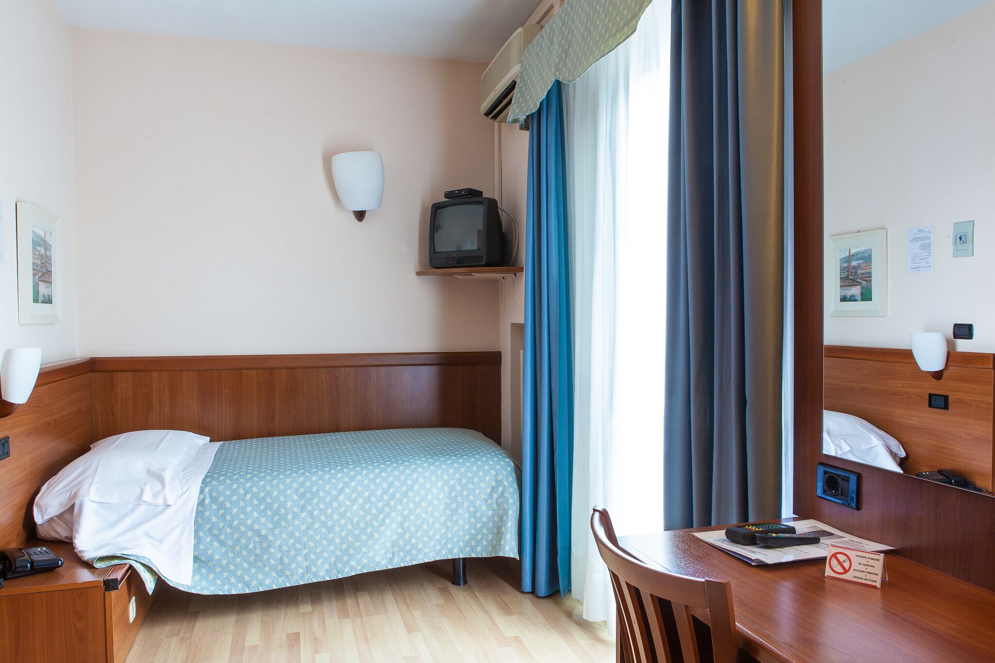 standard single room | 1 bedroom, minibar, in-room safe, desk