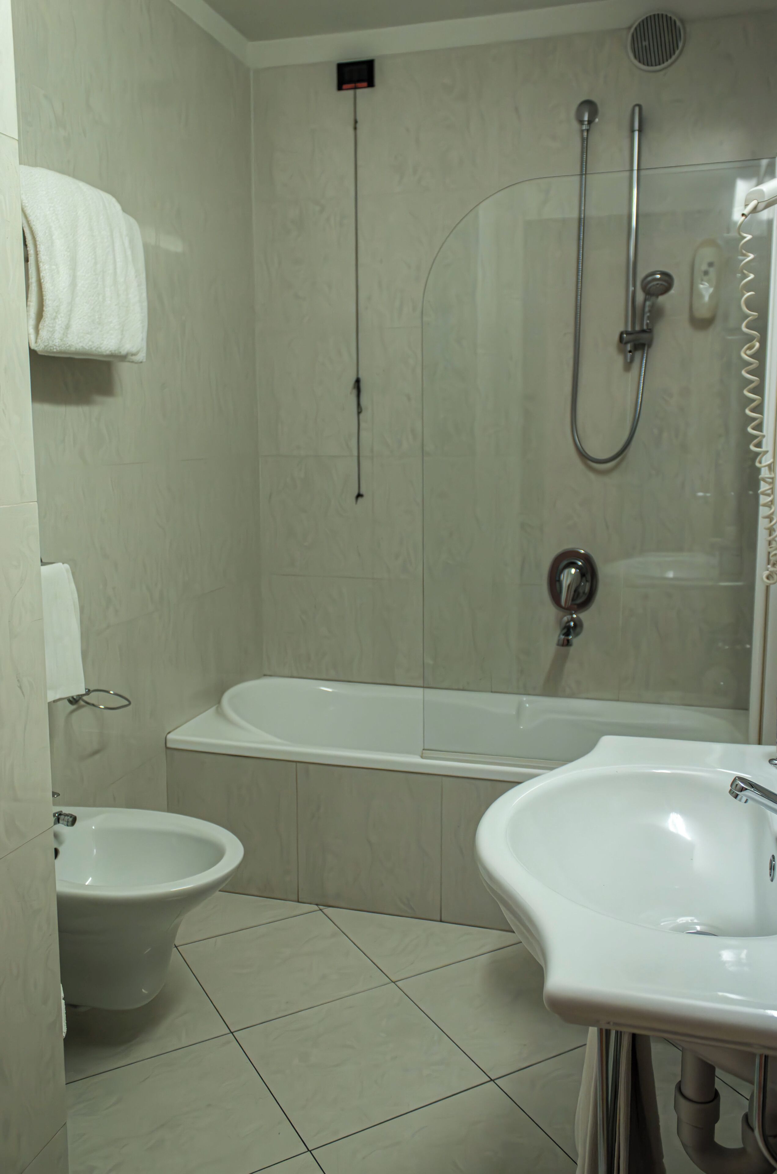 triple room | bathroom | free toiletries, hair dryer, bidet, towels
