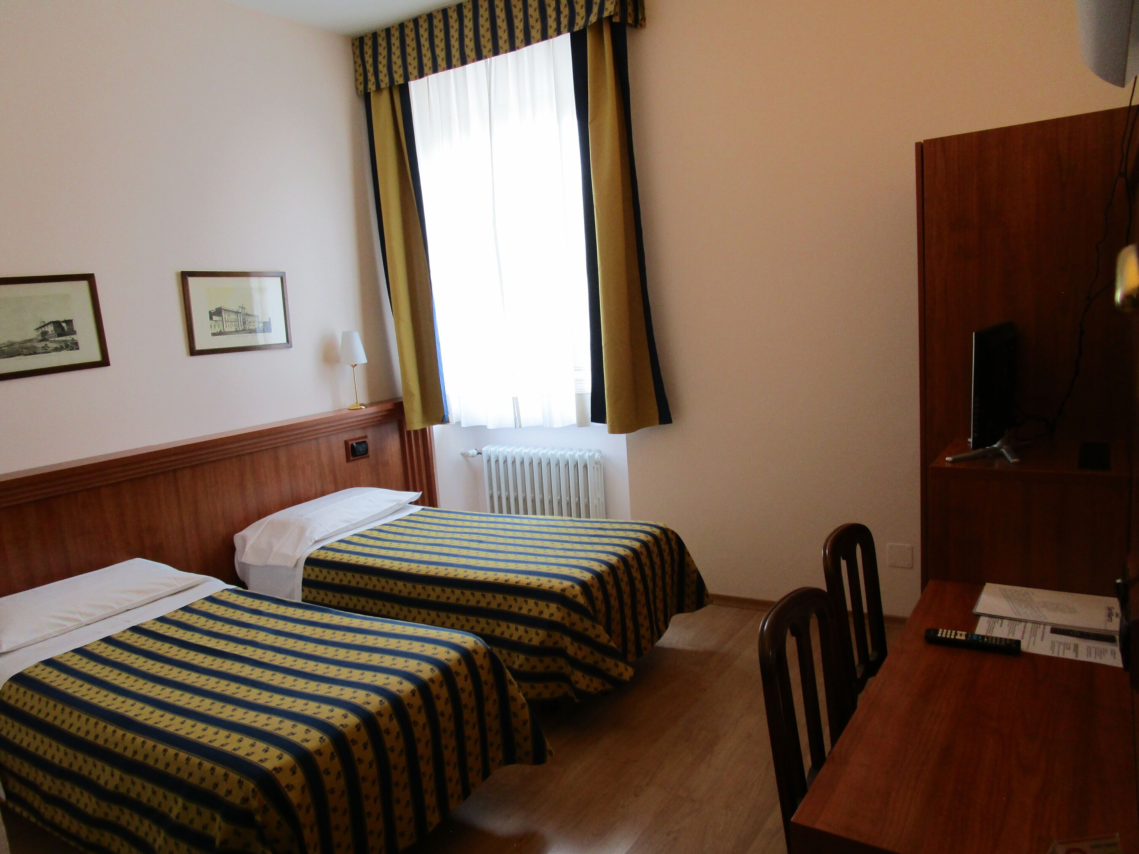 twin room | 1 bedroom, minibar, in-room safe, desk