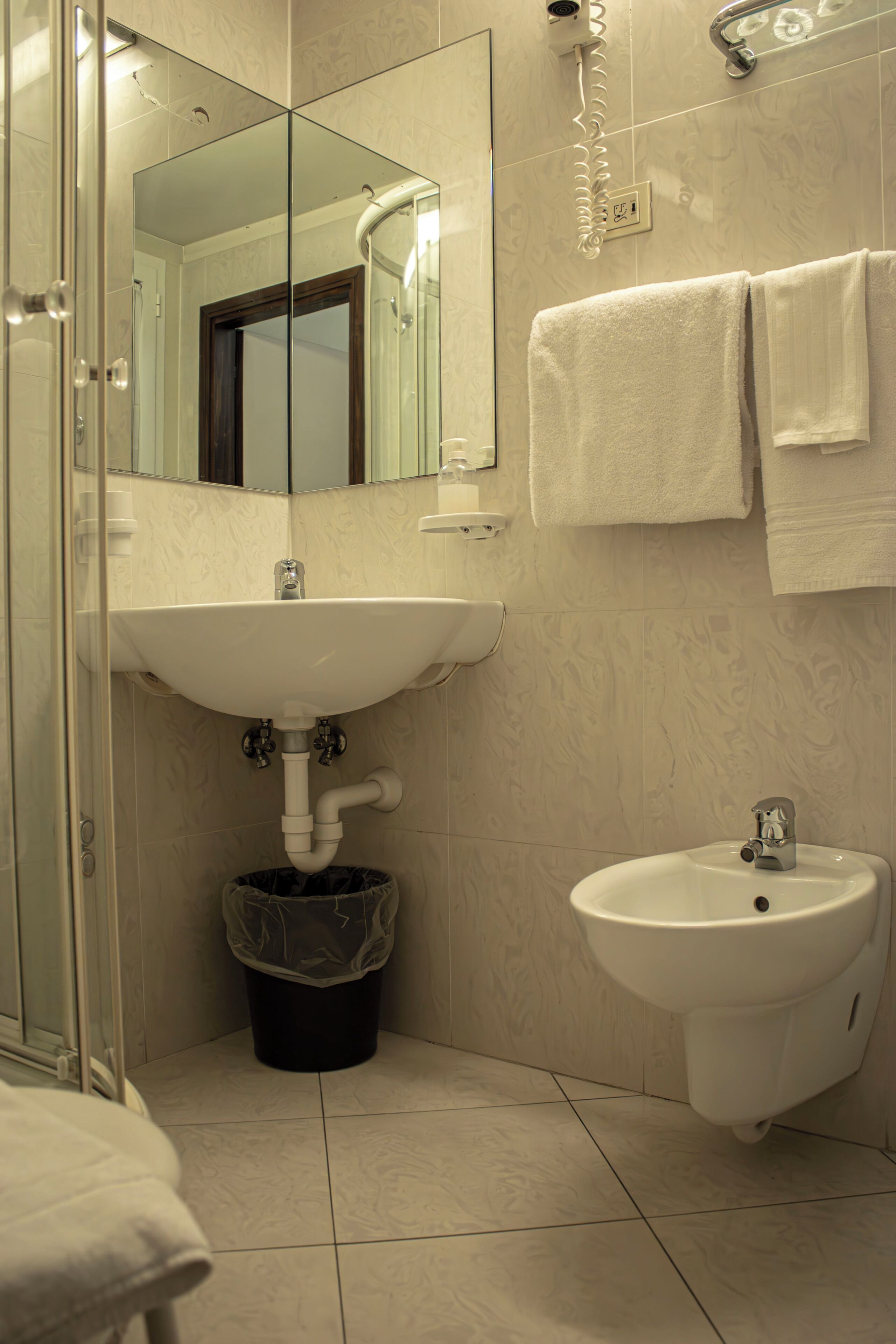 single room | bathroom | free toiletries, hair dryer, bidet, towels