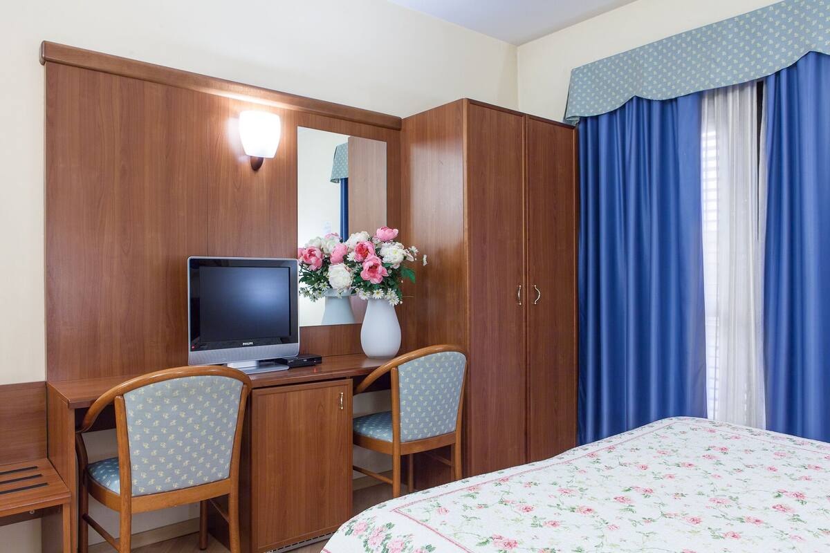 double room | 1 bedroom, minibar, in-room safe, desk