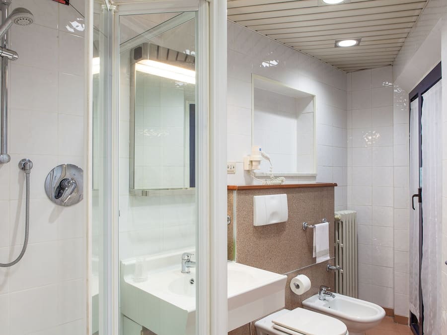 Artículos de tocador gratuitos, secador de pelo, bidet, toallas