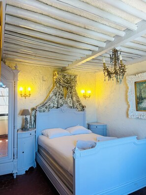 9 bedrooms, desk, iron/ironing board, WiFi