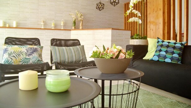 A modern living room with a sofa, two chairs, a coffee table, and decorative items. - Ouril Hotel Julia (Sal)
