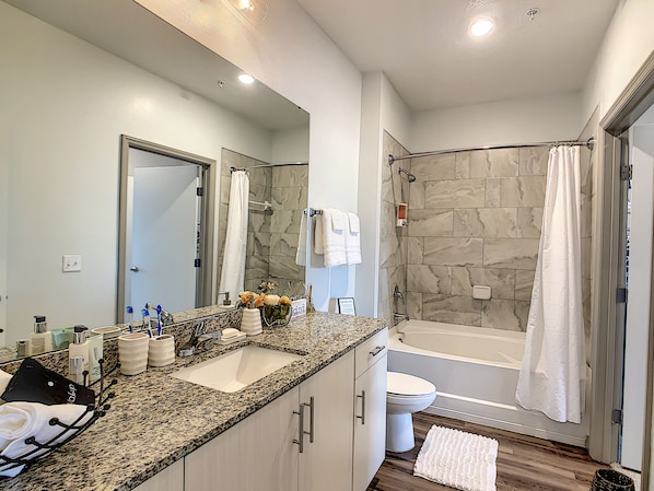 Departamento | Baño | Tina con regadera, secadora de cabello, toallas, jabón 