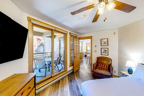 3 bedrooms, iron/ironing board, internet, bed sheets