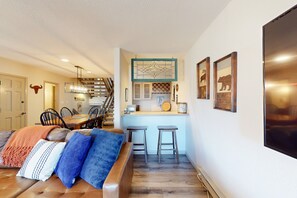 TV, fireplace