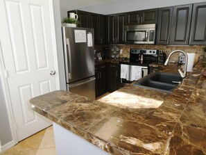 Refrigerador, microondas, horno y parrilla de estufa 