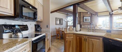 ثلاجة، ميكروويف، فرن، موقد طهي مسطح