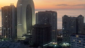 Un paisaje urbano con un edificio destacado identificado como 'COURTYARD' al atardecer.