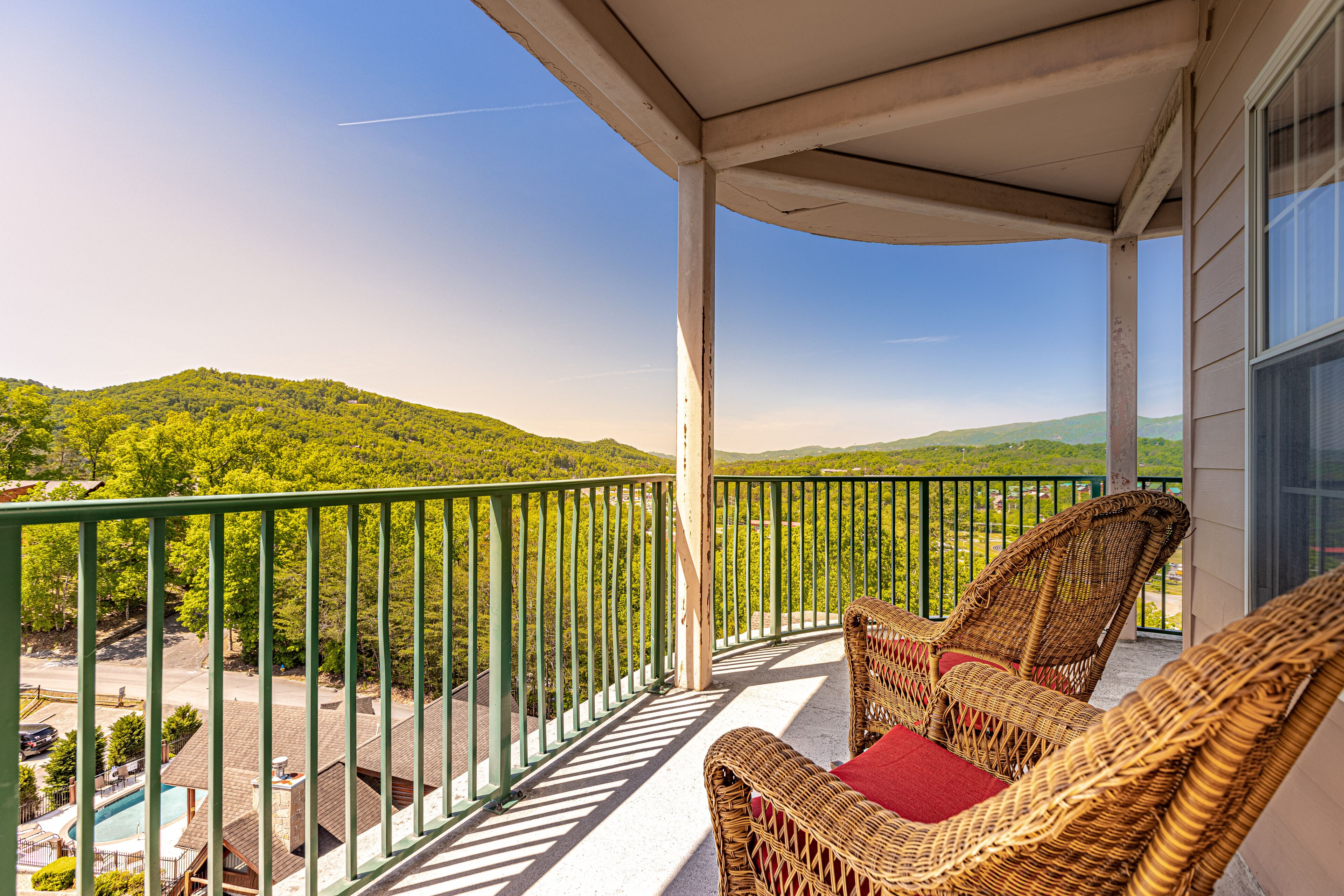 Spacious Unit w/Beautiful Sunset Mountain Views Wraparound Balcony 4005