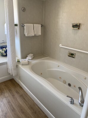 Combined shower/bathtub, jetted bath, towels