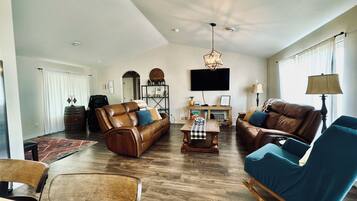 TV connectée, lecteur de DVD, livres