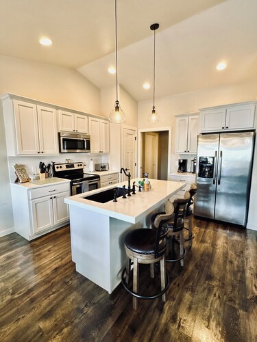 The Escape in Spearfish No Steps Dbl Gar  No Gravel! Cozy & Easy Access to I-90 