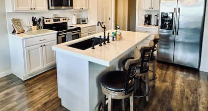 The Escape in Spearfish No Steps Dbl Gar No Gravel! Cozy & Easy Access to I-90