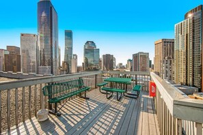 Outdoor dining - Serene downtown Seattle condo - Walk to Convention Center, Pike Place, top sites (Seattle)