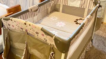 2 bedrooms, travel cot, free WiFi, bed sheets