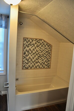 Combined shower/tub, towels, toilet paper