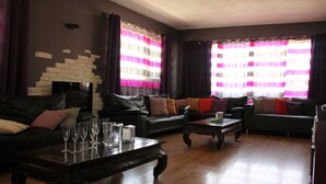 Ein Wohnzimmer mit Kamin, zwei Sofas und einem Couchtisch.