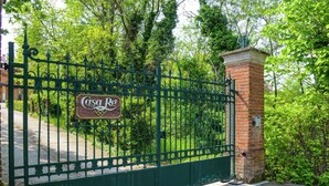 A gated entrance with a sign reading "Casa Re". - Belvilla by OYO Casa Reale Quattro (Montecalvo Versiggia)