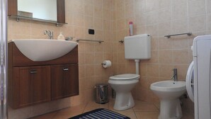 Cottage | Bathroom | Shower, towels - Comfortable Cottage in Castelletto Sopra Ticino Near River (Castelletto Sopra Ticino)