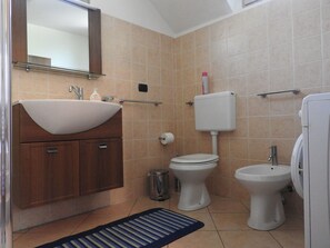 Cottage | Salle de bain | Douche, serviettes fournies