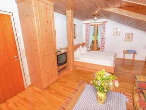 Apartment | 1 bedroom, individually furnished, bed sheets