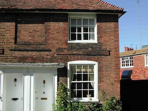 Reception - Magnificent, 13th-century Cottage With Open Fireplace in the Lovely Town of Rye (Rye)
