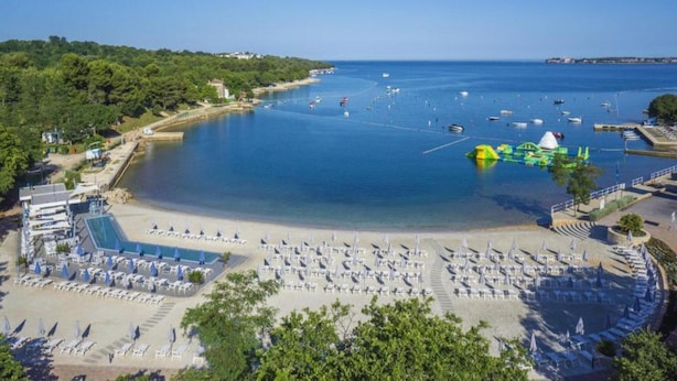 A coastal resort with a large swimming pool, sun loungers, and a water park area. - Peaceful House Only 900m From the sea With Swimming Pool, Bbq, Wifi, Airco (Tar-Vabriga)