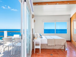 2 bedrooms, iron/ironing board, Internet, bed sheets