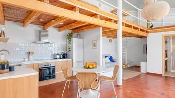 Een koelkast, een magnetron, een oven, een vaatwasser